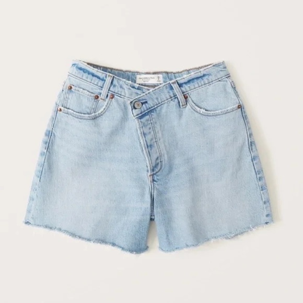 NWT Abercrombie High Rise Dad Short
